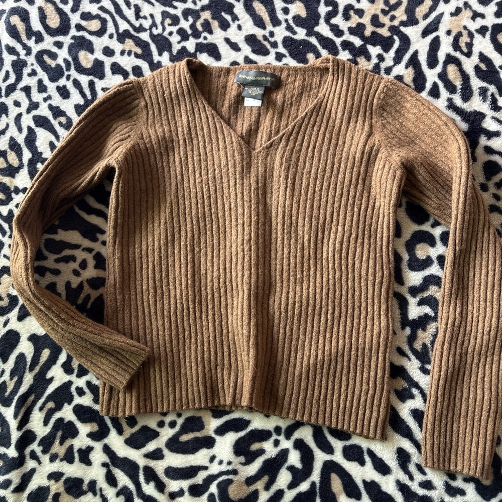 Banana Republic Ribbed V-Neck Sweater in Camel Brown